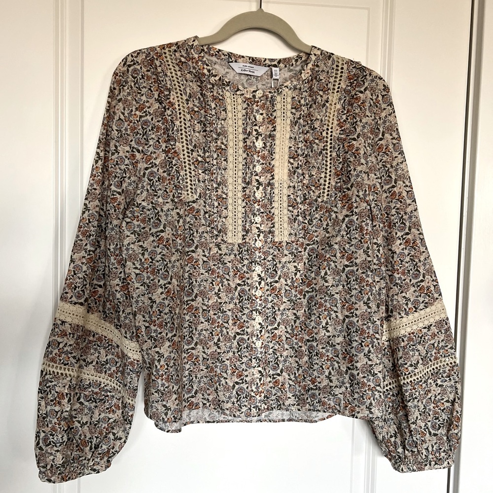 NWT Paris Atelier blouse with delicate macrame lace SZ 10
